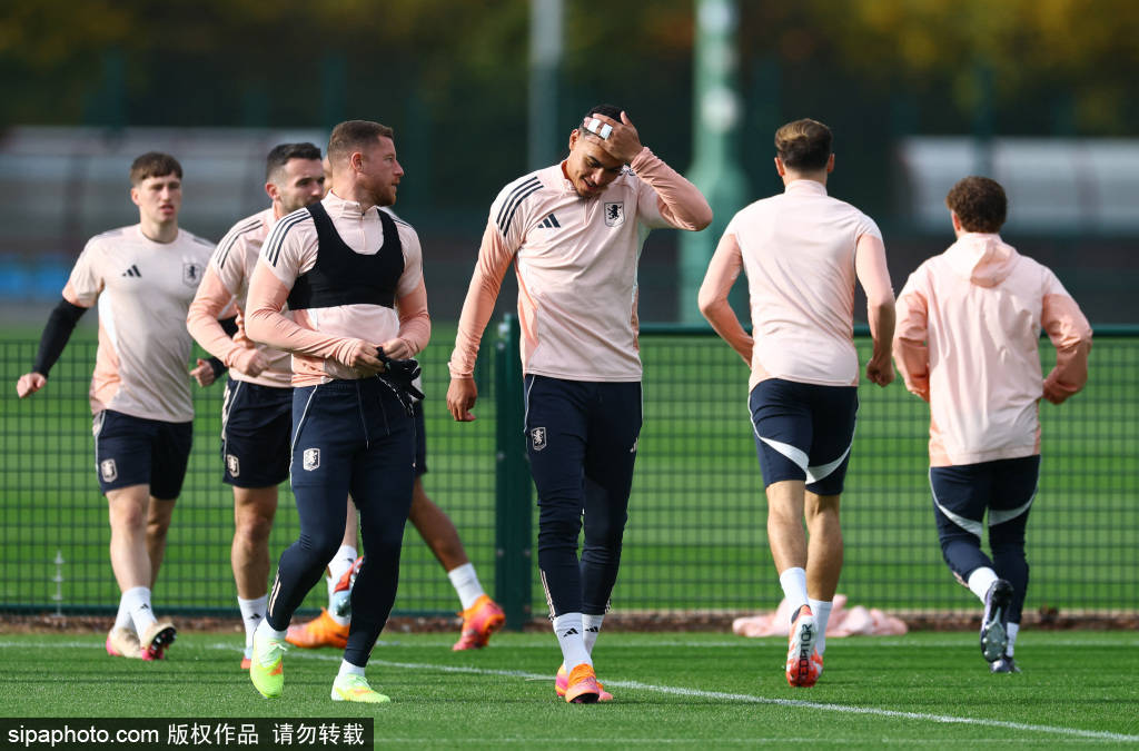 英超球队阿斯顿维拉训练备战欧联杯